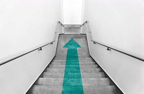 楼梯上的绿色箭头