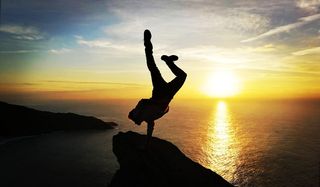 黄金时段水体附近的人影