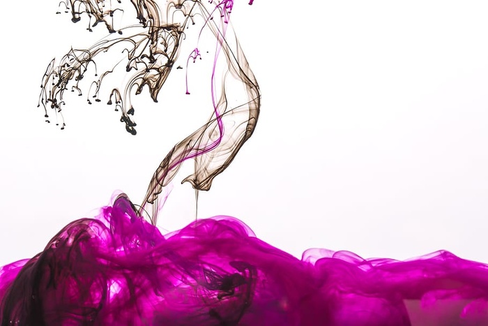 紫色墨水云与黑色水滴照片