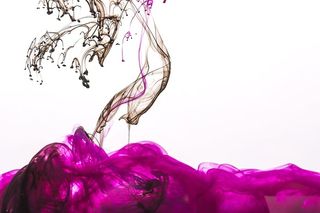 紫色墨水云与黑色水滴照片