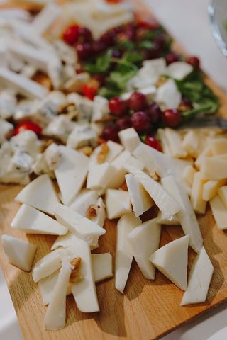 餐饮宴会桌上有不同的食物小吃和开胃菜