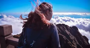 站在悬崖边云上的女人
