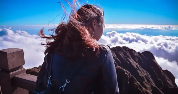 站在悬崖边云上的女人 站在悬崖边云上的女人