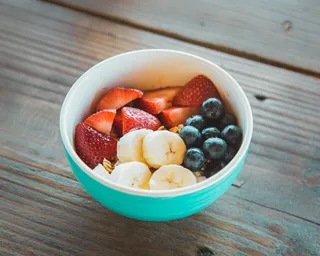 碗上水果的特写照片