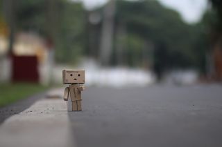 玩具，小雕像，机器人，小路，消防栓，木头，地雷，栏杆