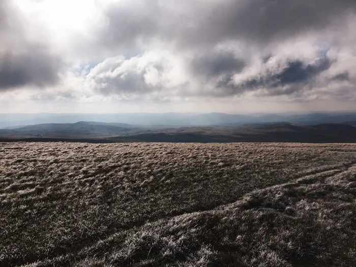 棕色、陆地、白色、天空、晴朗、田野、附近、山脉