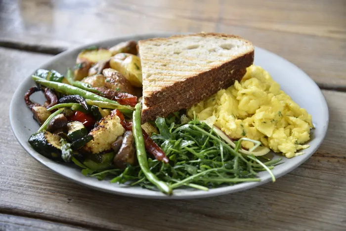 三明治配蔬菜，无标题，食物，早餐，正餐，鸡蛋，吐司，蔬菜桌