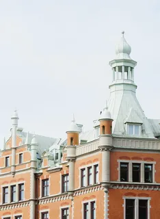 米色和白色的建筑景观