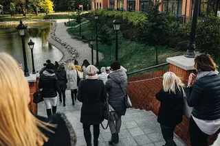 一群人在城里观光