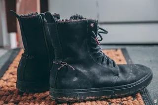 区域地毯上的黑色系带靴