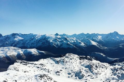 白天被雪覆盖的高山
