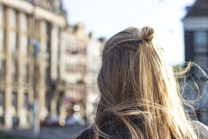 一个人，头像，肖像，头发，聚焦前景，女人，成年人，真人