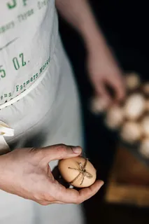 装有新鲜农场鸡蛋的铁丝网篮子