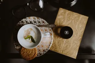 咖啡装在一个装饰性的杯子里，上面有金色的装饰物