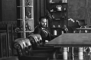 灰度照片，男人，坐着，椅子，前面，桌子，管理，成人