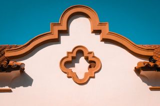 白色和棕色陶瓷混凝土路面