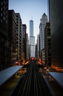 高楼附近道路上的不同车辆