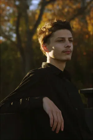 身穿黑色上衣的男子照片