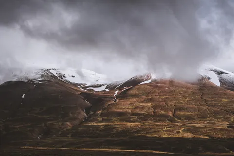 云层覆盖的山景照片 云层覆盖的山景照片