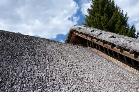 凯尔特人村庄,茅草屋顶,茅草屋顶,房子屋顶,屋顶,天空,建筑,云天 凯尔特人村庄,茅草屋顶,茅草屋顶,房子屋顶,屋顶,天空,建筑,云天