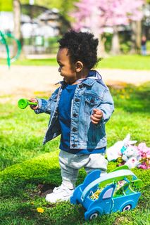 站着的男婴拿着摇壶看着别处的照片 站着的男婴拿着摇壶看着别处的照片