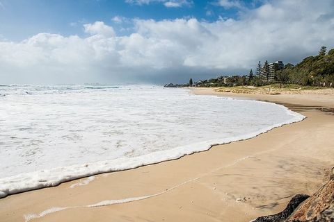 海滩上的海水泡沫照片 海滩上的海水泡沫照片