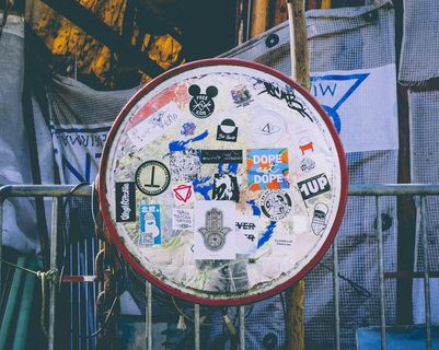 圆形白色和棕色装饰