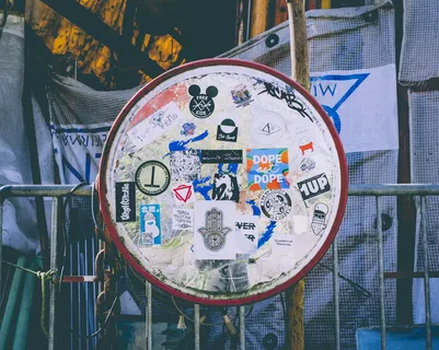 圆形白色和棕色装饰