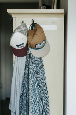 棕色和白色盖子悬挂在不锈钢挂钩上