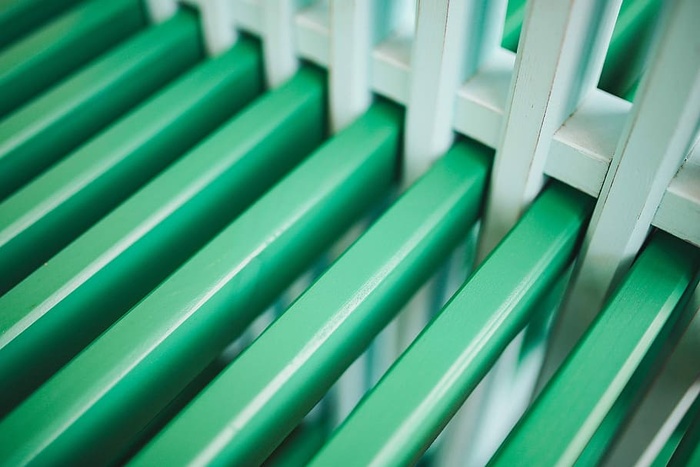 沙滩上五颜六色的木制建筑