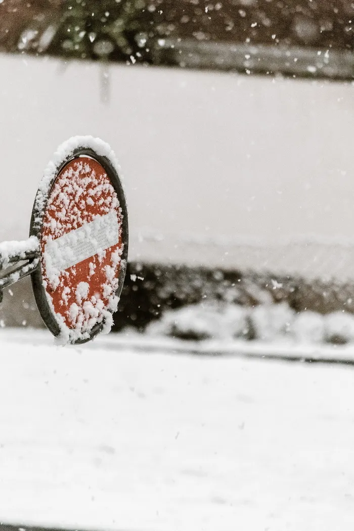 积雪覆盖的红色停车交通标志