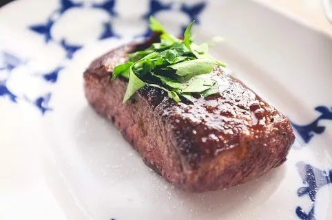 牛扒配香草和盐 牛扒配香草和盐