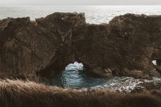 灰色岩层，海洋，海岸线，水，户外，自然，海洋，海岸