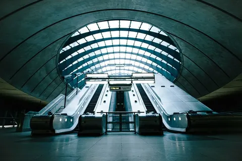 灰色、地下、火车站、自动扶梯、内部、建筑、自动扶梯、结构 灰色、地下、火车站、自动扶梯、内部、建筑、自动扶梯、结构