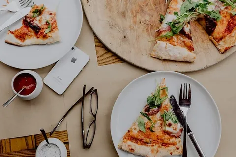 在舒适的餐厅里吃美味的披萨