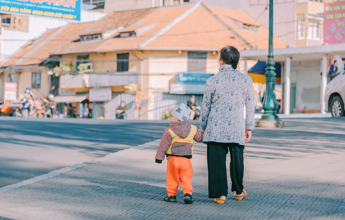 女人和男孩走在路上