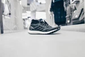 一双ggray跑鞋