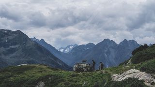 摄影，二，人，站着，绿色，草前，山，白天