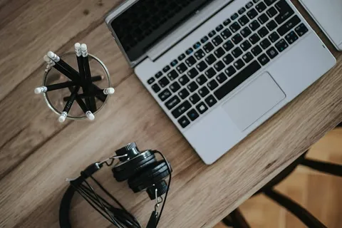 银色宏碁笔记本电脑放在一张木桌子上,上面有一株绿色植物、铅笔和一部苹果iPhone 银色宏碁笔记本电脑放在一张木桌子上,上面有一株绿色植物、铅笔和一部苹果iPhone