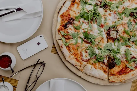 在舒适的餐厅里吃美味的披萨