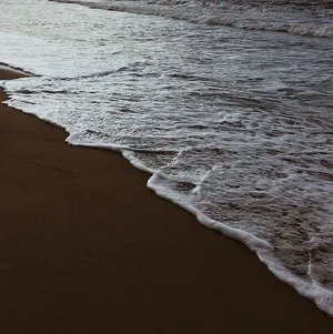 海滩边的海水泡沫