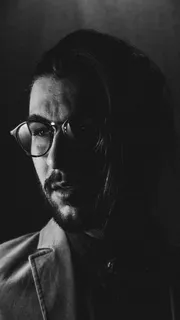 戴眼镜男子的灰度照片 戴眼镜男子的灰度照片