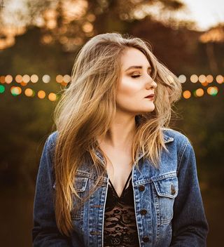 穿牛仔夹克的女人