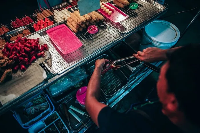 拿着灰色不锈钢夹子的男子