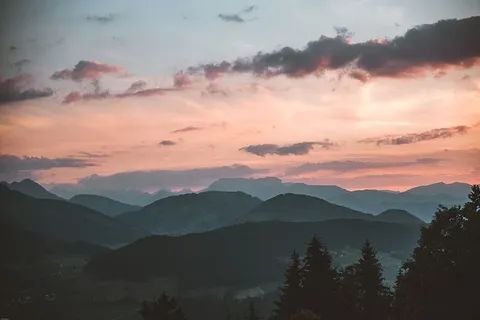 黎明时分的山景 黎明时分的山景
