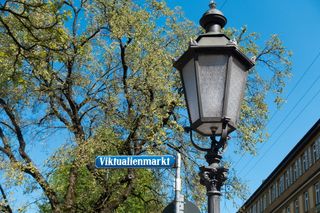 白天黑色路灯旁的 Viktualienmarkt 标牌
