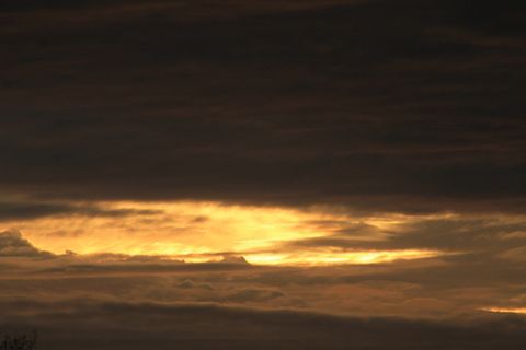 日落时橙色多云的天空 日落时橙色多云的天空