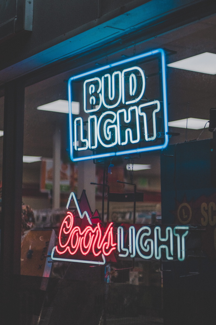 Coors Light 霓虹灯标牌上方的 Bud Light