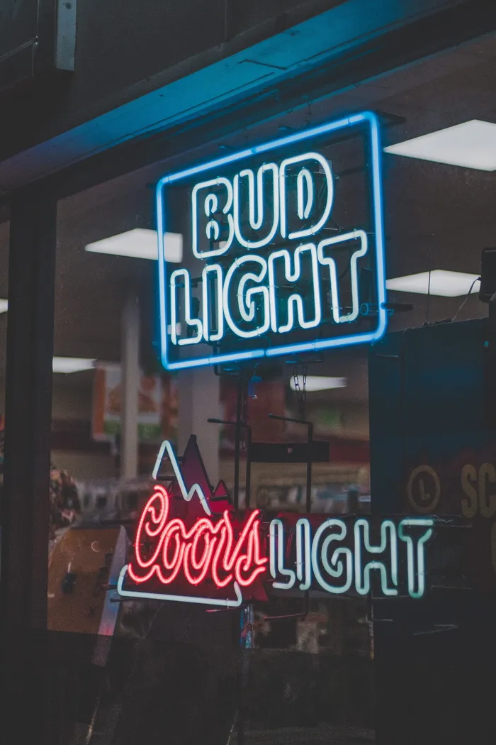 Coors Light 霓虹灯标牌上方的 Bud Light