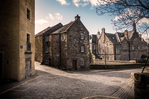 棕色混凝土建筑，棕色，混凝土，建筑，蓝色，天空，白天，建筑